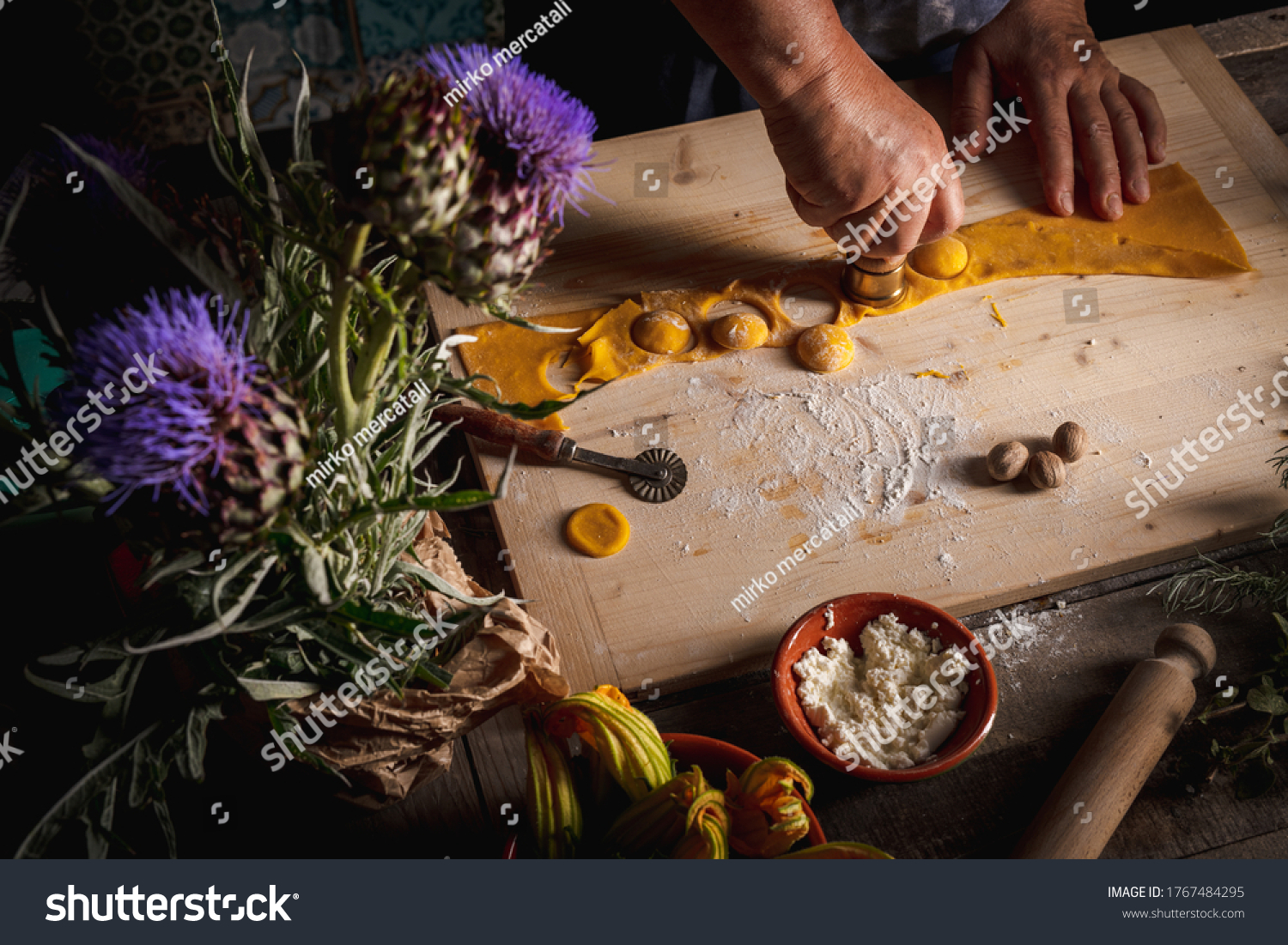 https://lnx.mirkone.it/wp-content/uploads/2016/01/stock-photo-homemade-pasta-making-process-the-chef-makes-traditional-italian-fresh-pasta-by-hand-1767484295.jpg
